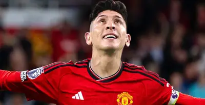 Edson Álvarez con el jersey del Manchester United / FOTO X