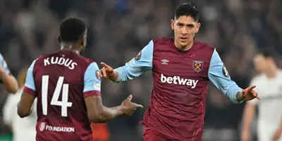 Edson Álvarez hizo el trabajo sucio en el partido ante el Manchester United.