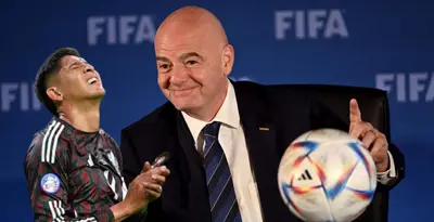 Edson Álvarez junto a Gianni Infantino / FOTO AFP