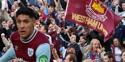 Edson Álvarez junto a la afición del West Ham / FOTO X