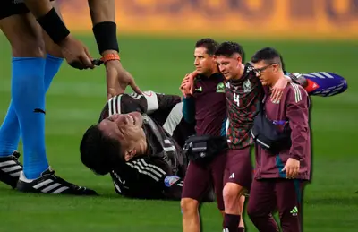 Edson Álvarez tirado/ Foto La Jornada.