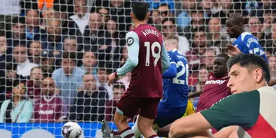 Edson Álvarez viendo el gol del Chelsea. Foto: Marca
