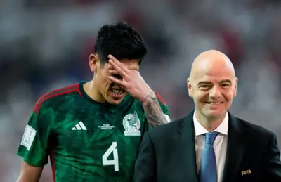 Edson Álvarez y Gianni Infantino/Foto AS.