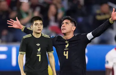 Edson Álvarez y Gilberto Mora/ Foto Imago 7.