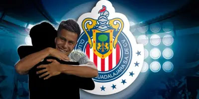 Efraín Ákvarez junto a futbolista incógnito / FOTO POR ESTO