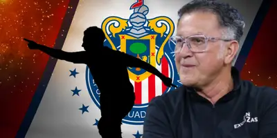 Efraín Álvarez junto a futbolista incógnito / FOTO MEDIOTIEMPO