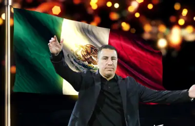 Efraín Juárez con manos abiertas y bandera de México/Foto Banco de Imágenes Gratis.com