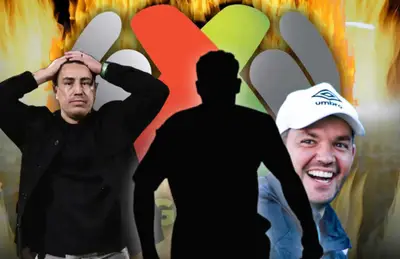 Efraín Juárez con manos en la cabeza, silueta de jugador y Nicolás Larcamón/Foto Marca.