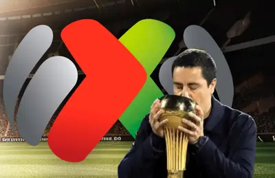 Efraín Juárez con trofeo y logo de la Liga MX detrás de el/ Foto Infobae.