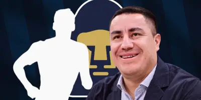 Efraín Juárez junto a futbolista incógnito / FOTO MILENIO