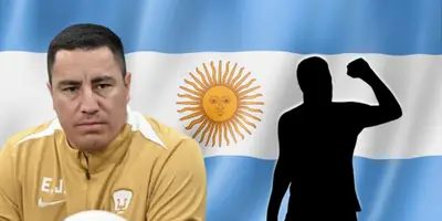 Efraín Juárez junto a futbolista incógnito / FOTO RÉCORD