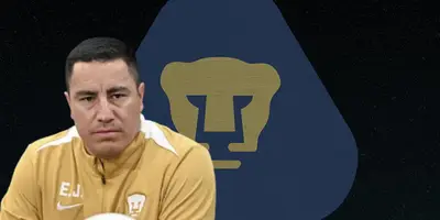 Efraín Juárez junto al escudo de Pumas / FOTO RÉCORD
