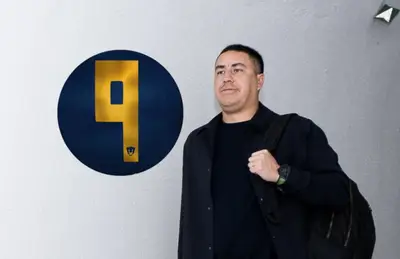 Efraín Juárez sonriendo y número 9 de Pumas/ Foto Goles y Cifras.