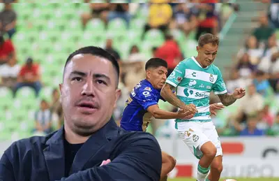 Efraín Juárez y jugadores de Pumas y Santos/ Foto La Afición.