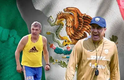 Efraín Juárez y Ricardo Ferretti a su lado/Foto Infobae.