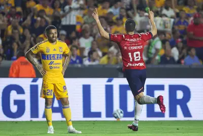 El ariete rojiblanco participó en los goles con los que Guadalajara se llevó los tres puntos del ‘Volcán’