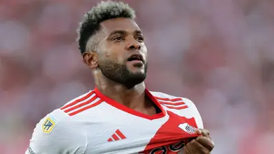 El atacante de 32 años se alista para ponerse la playera celeste.