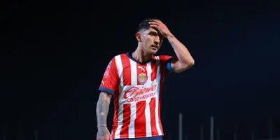 El capitán de Chivas vio la tarjeta roja al término del ‘Clásico Nacional’