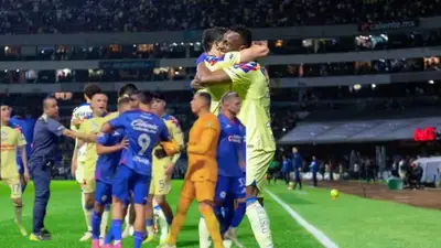 El 'Clásico Joven' terminó caliente entre elementos de ambos equipos.