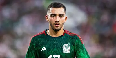 El club donde milita Santiago Giménez acaba de cerrar a un mediocampista que dificultaría la llegada de Chavéz a Países Bajos.