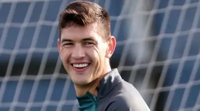 El defensa mexicano César Montes no vio acción con los Periquitos, tras no haberse recuperado de las molestias físicas.