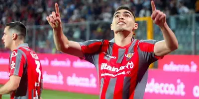 El defensa mexicano puso el segundo gol de su equipo al minuto 77