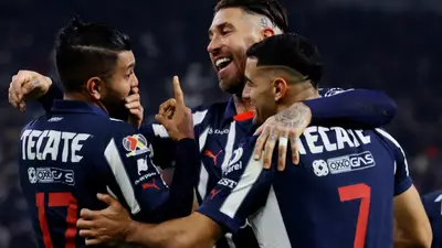 El defensor español ya debutó en el arco y le dieron una calificación de 6.9