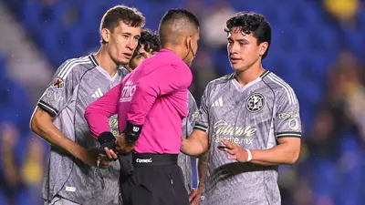 El defensor no podía creer cómo dejó a su equipo con uno menos (MexSport).