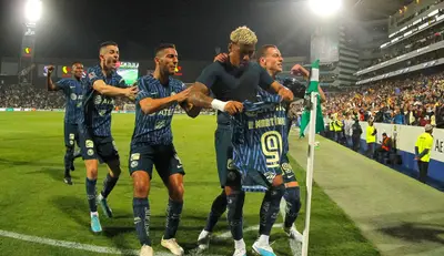 El delantero colombiano s econvirtió en el heroé del América.