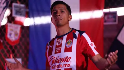 El delantero de 34 años encara un nuevo desafío en su carrera (X: @Chivas)