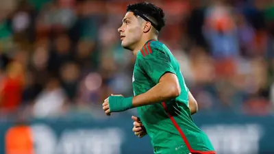 El delantero del Fulham Raúl Jiménez le reclamo con todo al defensa hondureño que estuvo cerca de quebrar a César Huerta.