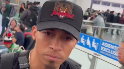 El delantero fue avistado en el aeropuerto y no logró escapar de los micrófonos.