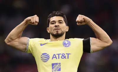 El delantero mexicano está cerca de llegar al nivel de Chucho Benítez.