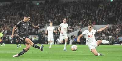 El delantero mexicano falló una jugada clave.