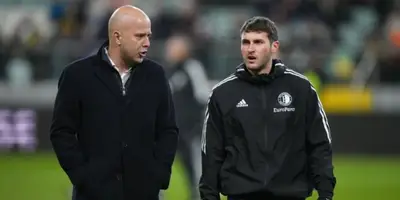 El delantero mexicano fue anunciado en el once inicial pero no pudo arrancar por molestias en los ejercicios precompetitivos