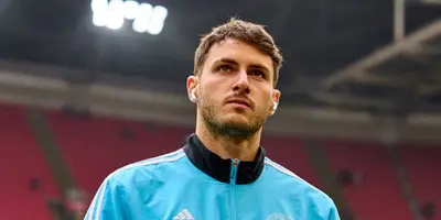 El delantero mexicano hizo el primer tanto del partido en la victoria contra Ajax