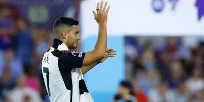 El delantero mexicano juega esta tarde en la Premier League