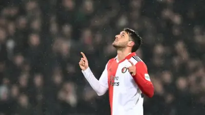 El delantero mexicano Santiago Giménez es considerado como titular en el equipo neerlandés y su técnico le mandó un mensaje.