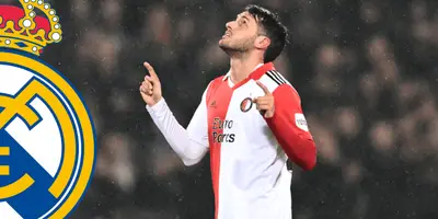 El delantero mexicano vive un gran momento y habló sobre los rumores de la salida del Feyenoord.