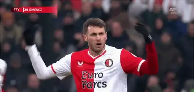 El delantero mexicano volvió a anotar en la Eredivisie.