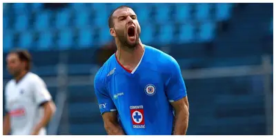 El ex mítico goleador del Cruz Azul, Emmanuel Villa, usó las redes sociales para generar conflicto con los aficionados del América.
