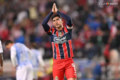 El ex Tuzo Víctor Guzmán marcó un golazo que le da el triunfo parcial a las Chivas sobre el campeón del fútbol mexicano.