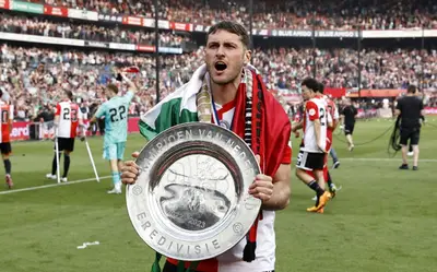 El exatacante neerlandés habló sobre el delantero mexicano