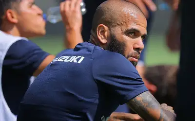 El exjugador de Pumas, Dani Alves, actualmente se encuentra detenido en Barcelona por una acusación de dominio público que podría dejarlo tras las rejas.