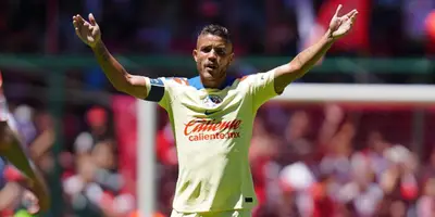 El futbolista mexicano renovó con el Club América.
