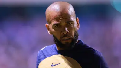 El jugador de los Pumas, Dani Alves, fue obligado a viajar a Barcelona para testificar y fue arrestado por las autoridades