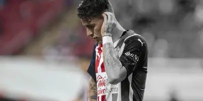 El lateral de Chivas podría no continuar.