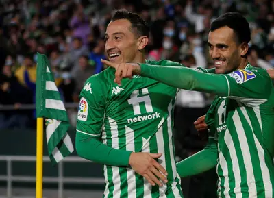 El mediocampista mexicano ingresó de cambio en la segunda mitad y poco pudo hacer para evitar la derrota del Betis 2-1 ante Barcelona.