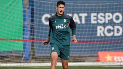 El mexicano César Montes fue baja de última hora con el Espanyol y no participó en el duelo que su equipo perdió por 3-2 ante Real Sociedad.