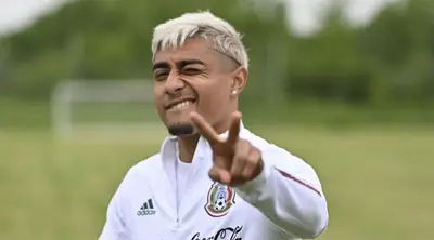 El mexicano Julián Araujo se convierte en nuevo futbolista del Barcelona, llega procedente del Galaxy y se va por 6.3 millones de euros.